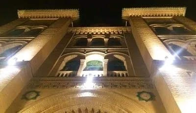 Fachada nocturna de la Plaza de Toros de Granada